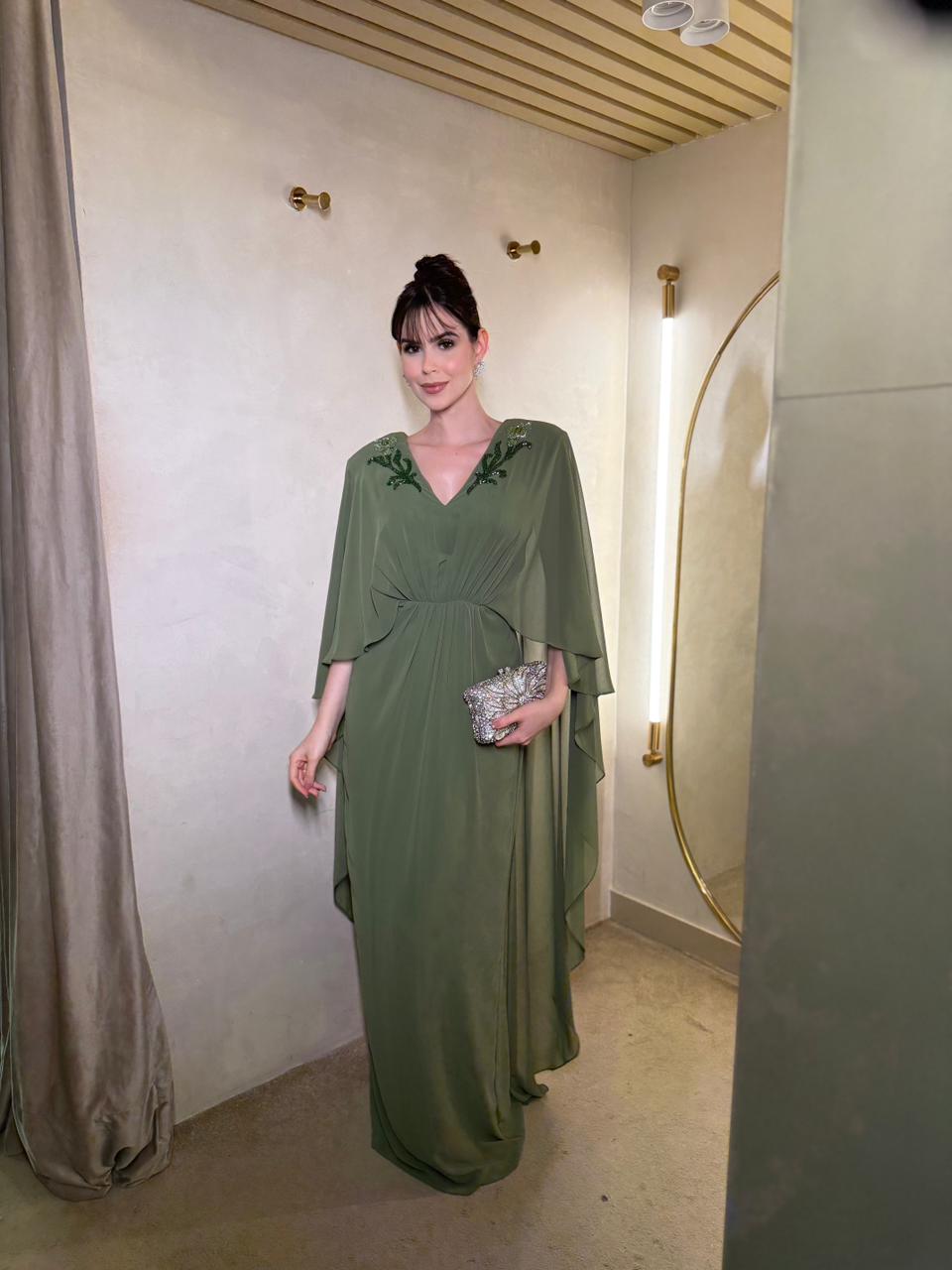 Vestido Verde Oliva fluído capa com bordado