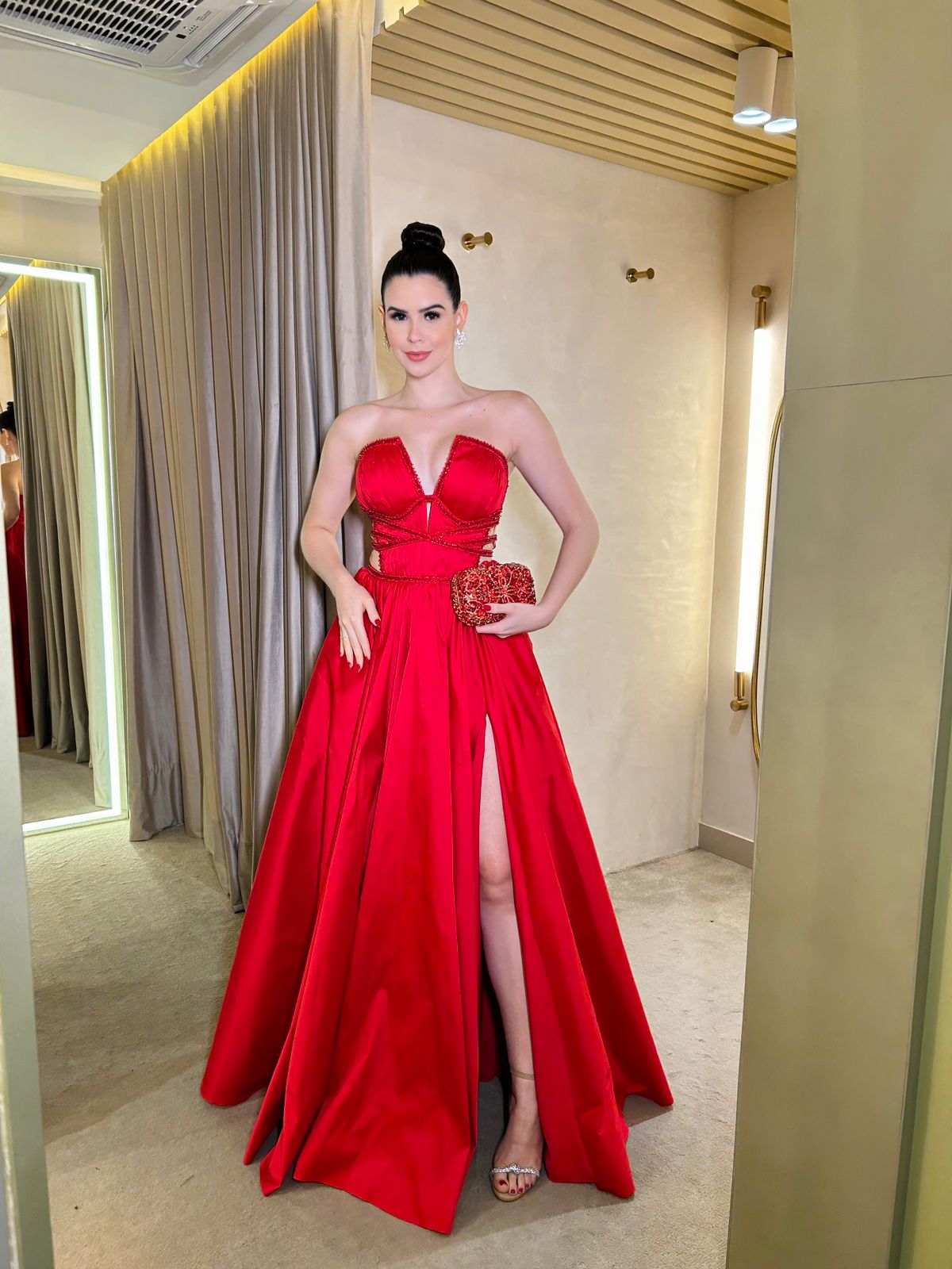 Vestido Vermelho tafetá com bordados na cintura