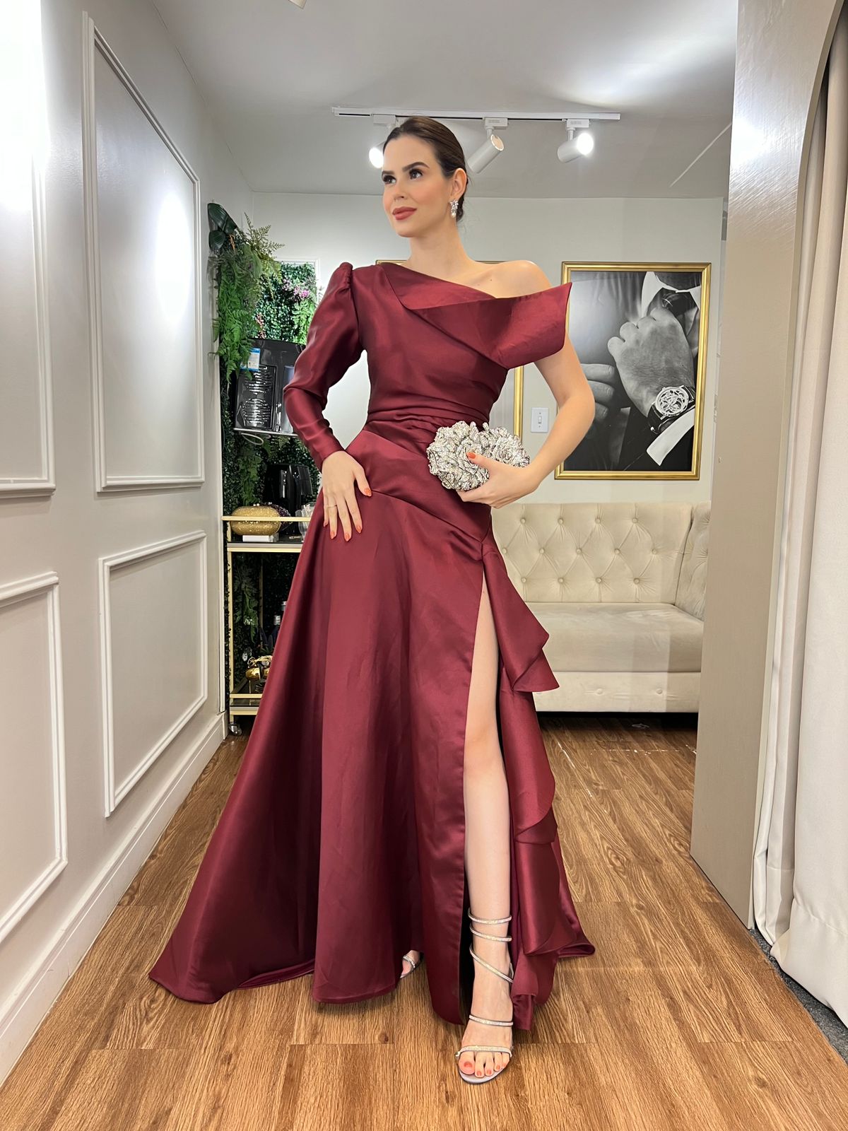 Vestido Marsala estruturado maximalista com fenda
