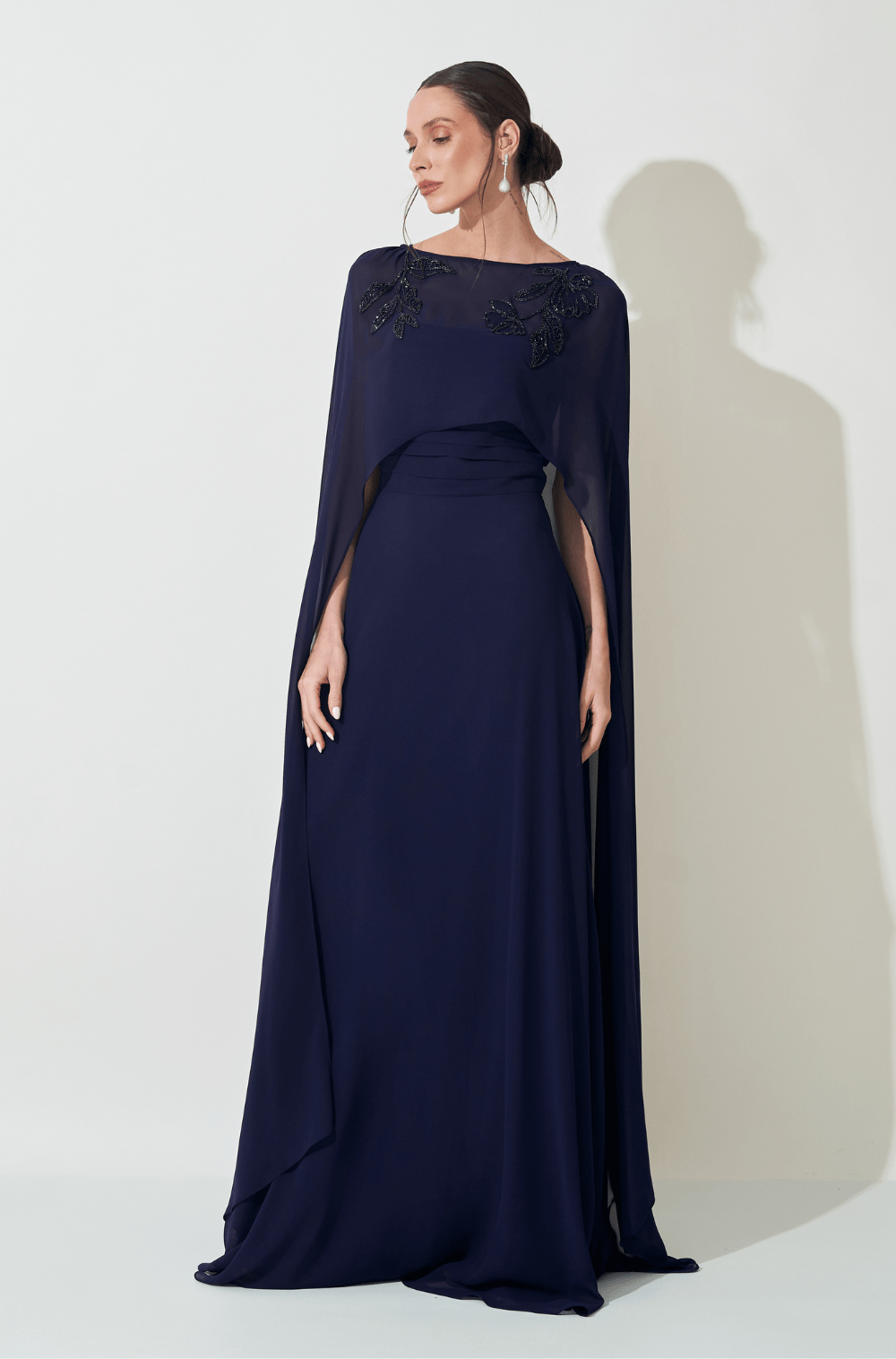 Vestido Azul marinho com capa bordado 