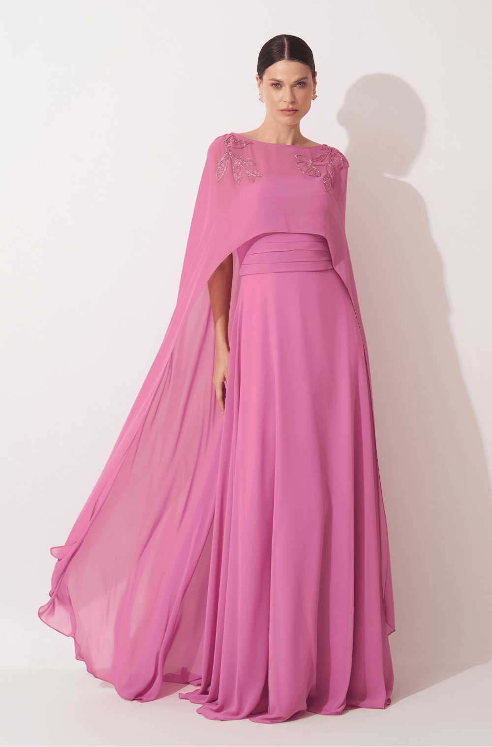 Vestido Rosa com capa bordada