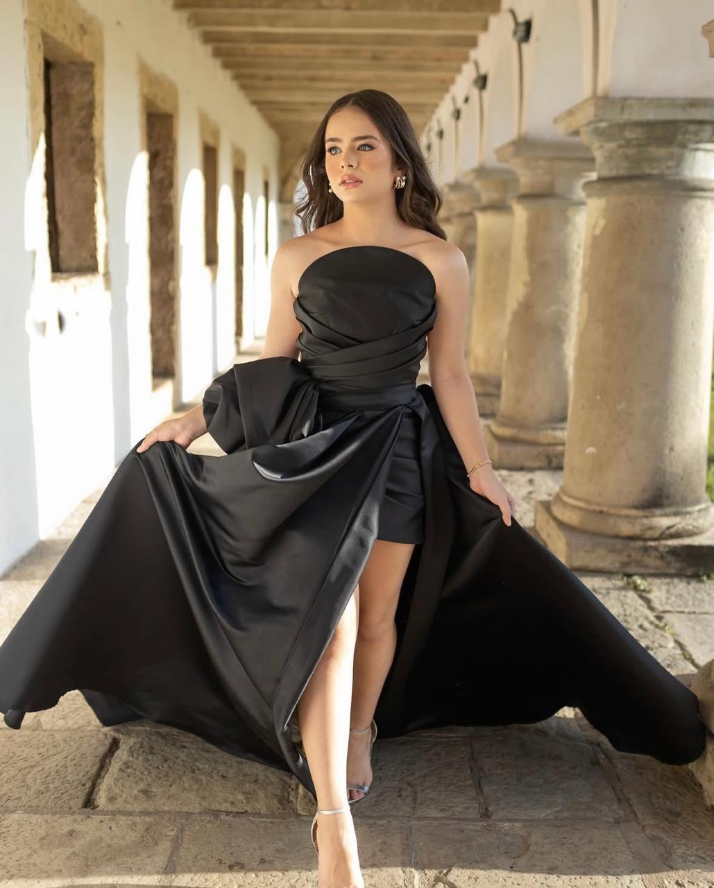 Vestio Preto 2 em 1 com sobresaia removível