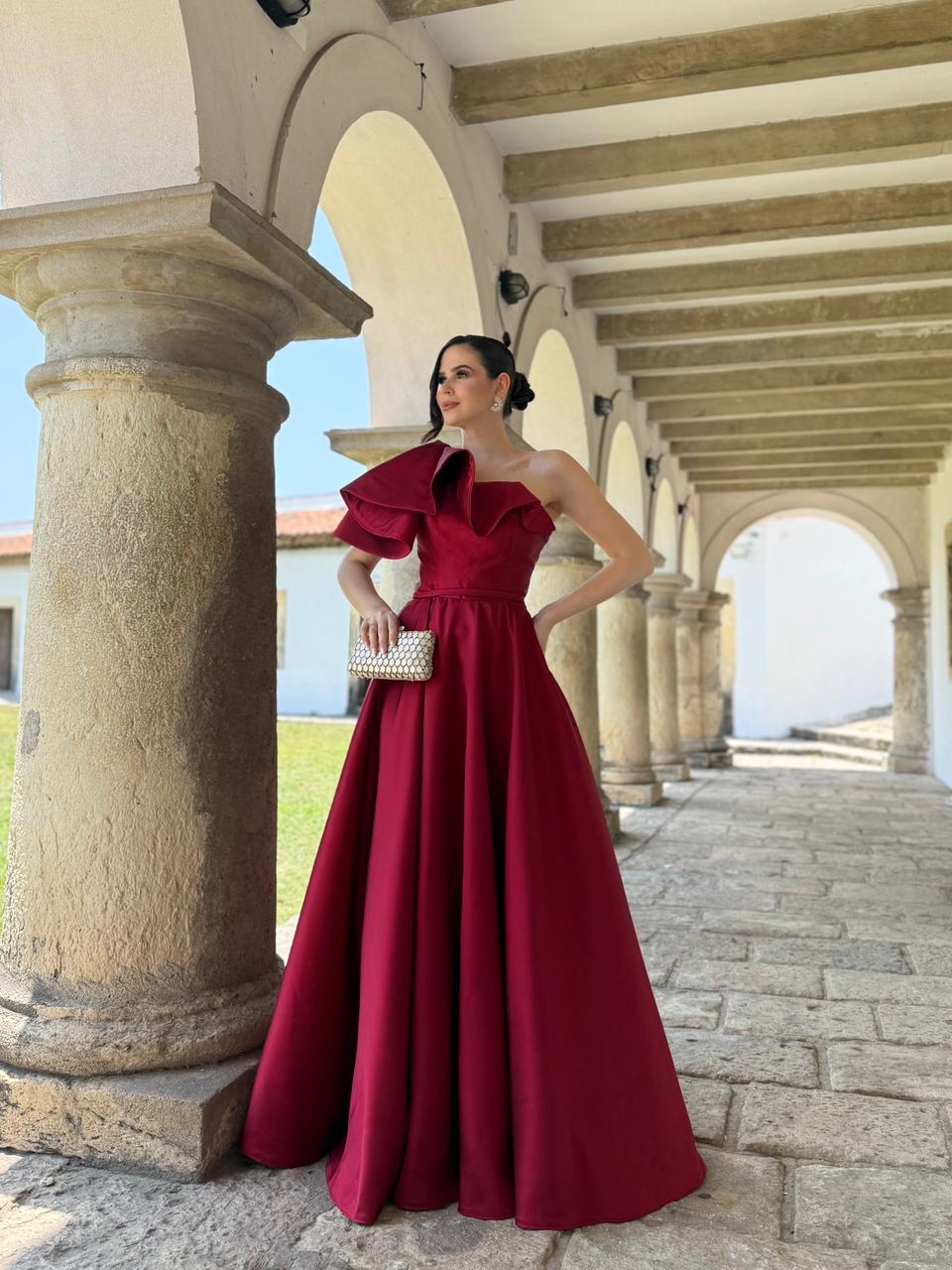 Vestido Marsala ombro só de alfaiataria