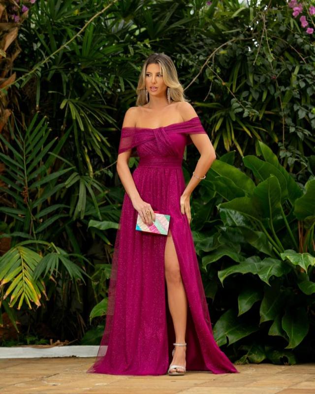 Vestido Fucsia de brilho ombro a ombro com fenda