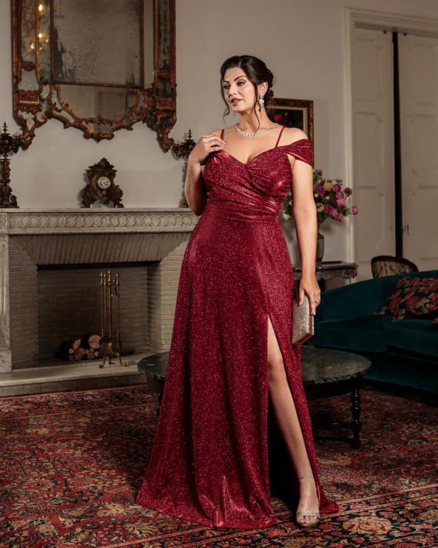 Vestido Marsala brilhoso com manga curta e fenda
