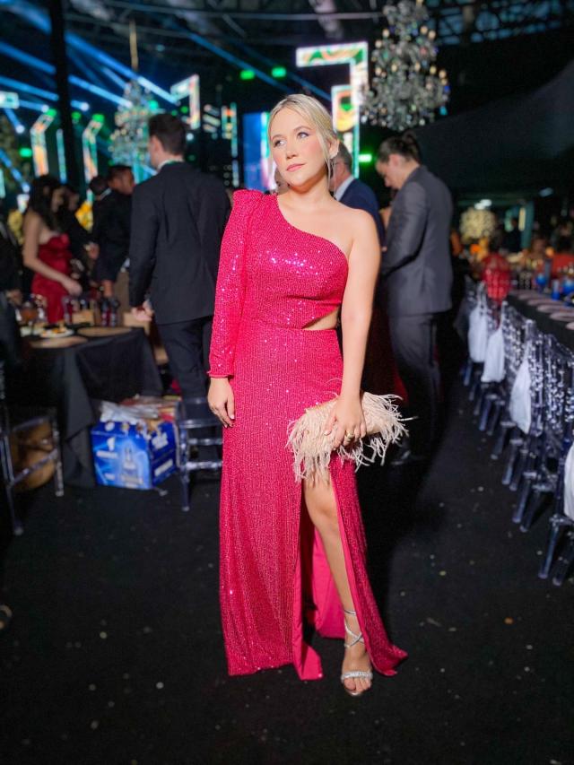Vestido Pink de paetê com recortes e fenda