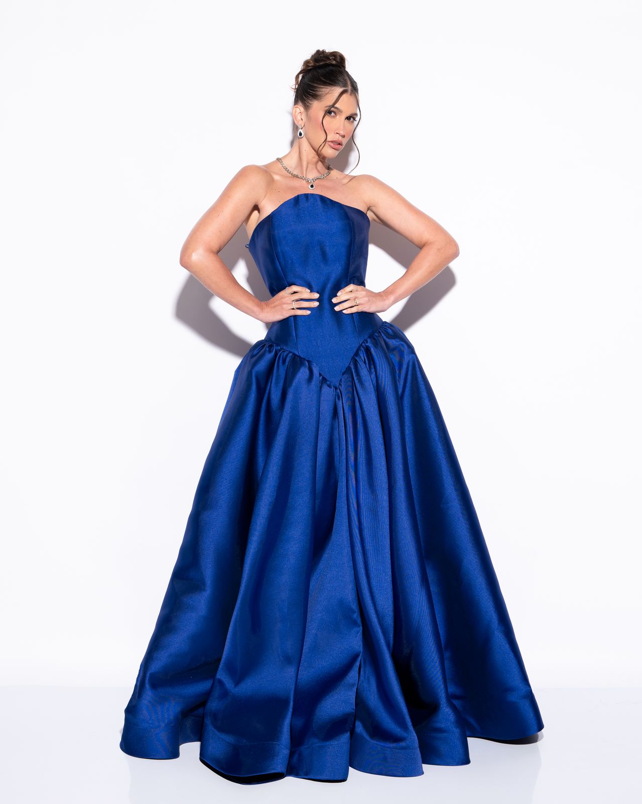Vestido Azul Royal cintura baixa estruturado com volumetria Collab Renata Freire