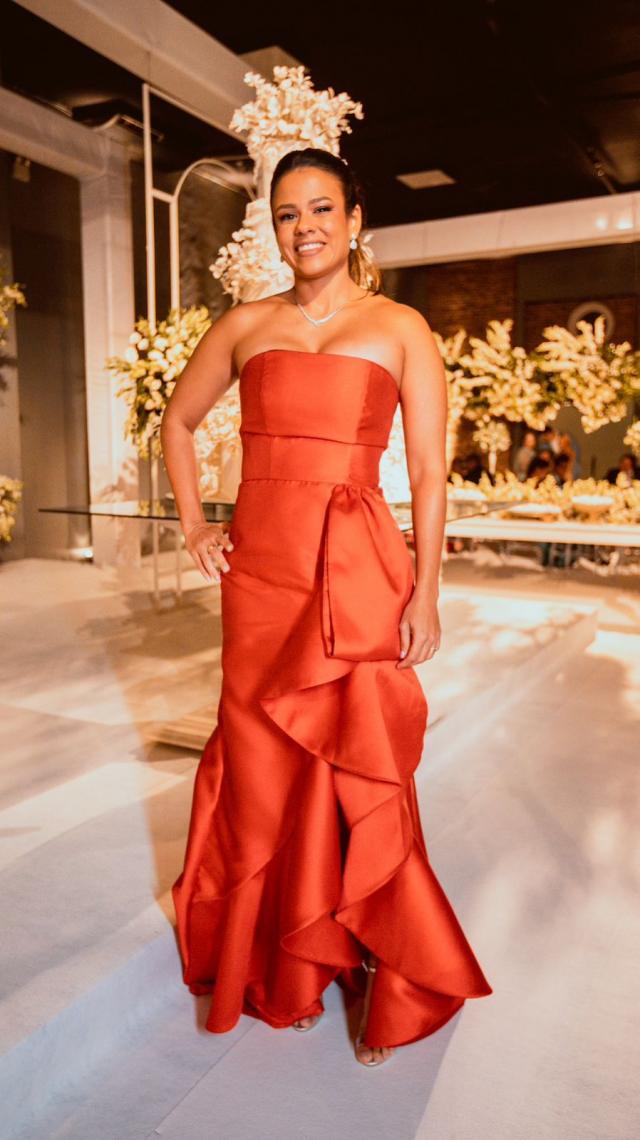Vestido Vermelho tomara que caia estruturado com babados