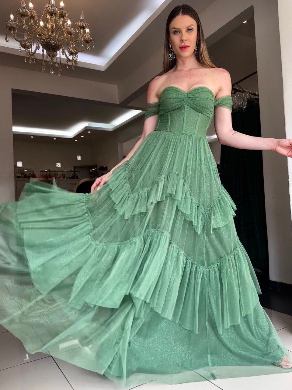 Vestido Verde Oliva corpete de tule com camadas e mangas removíveis