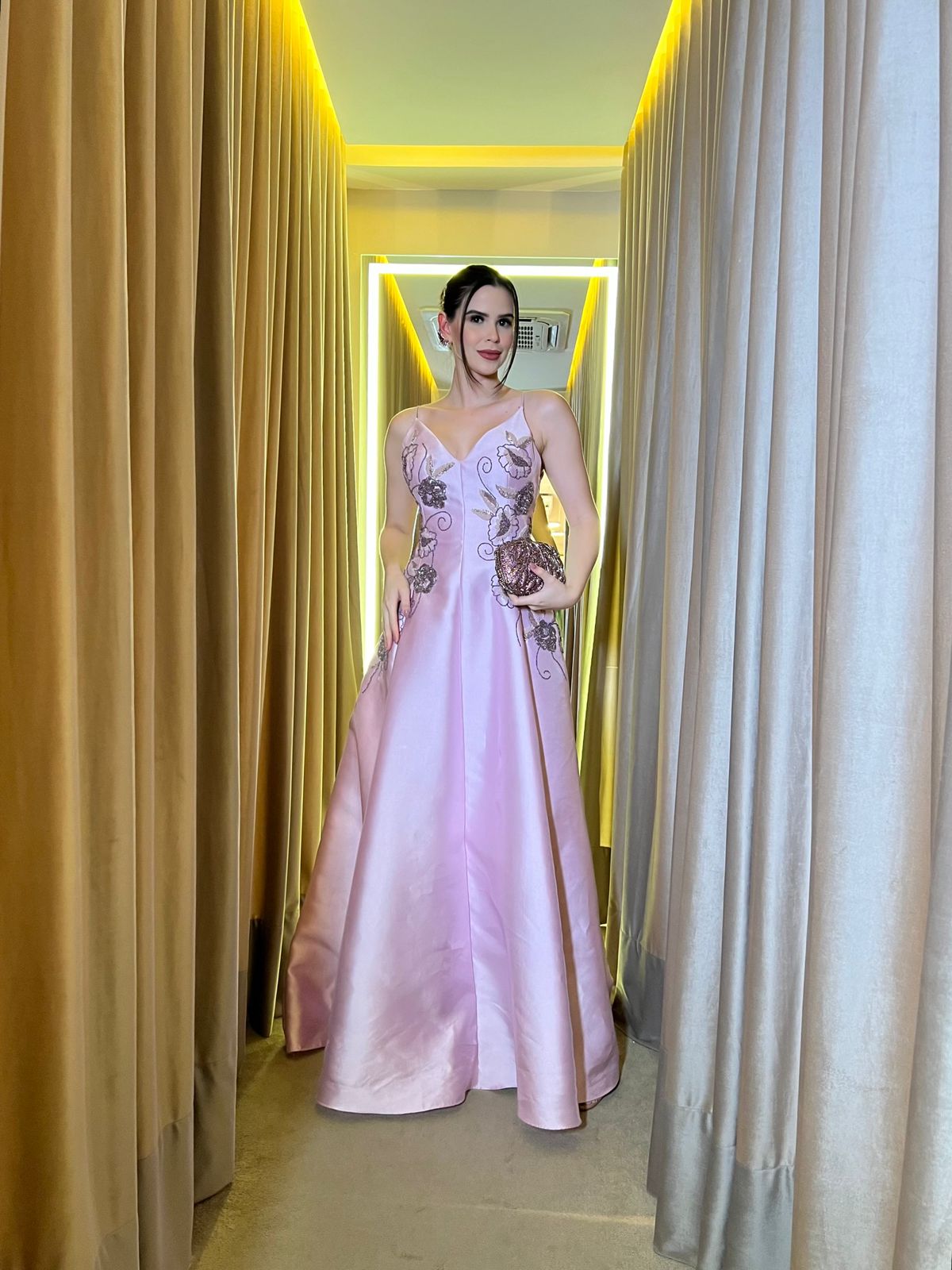 Vestido Lavanda estruturado com bordado sutil