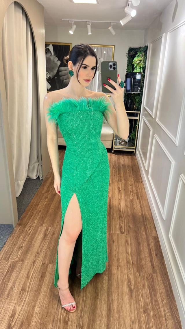 Vestido Verde tomara que caia de paetê com plumas e fenda Fátima Scofield