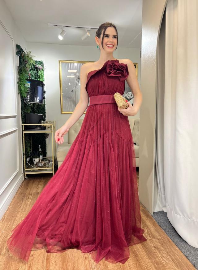 Vestido Marsala tomara que caia de tule com flor estruturada