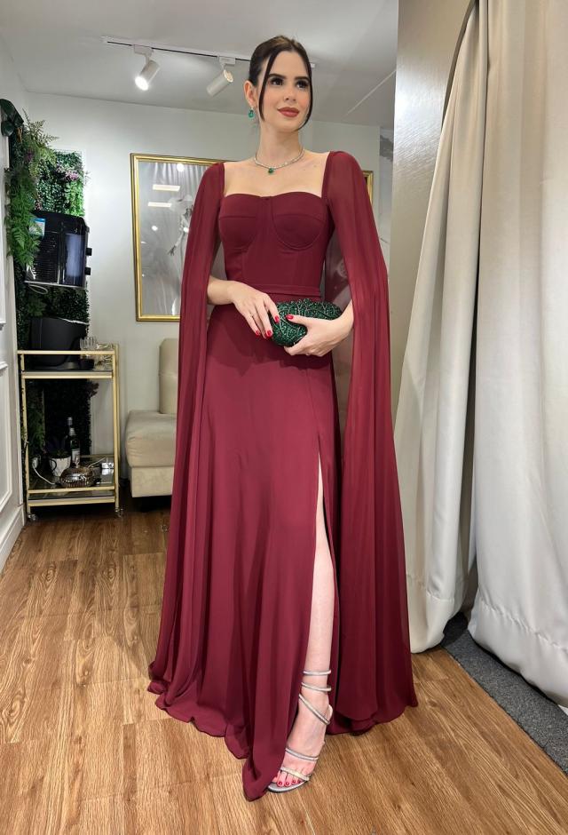 Vestido Marsala fluído com corpete e capas