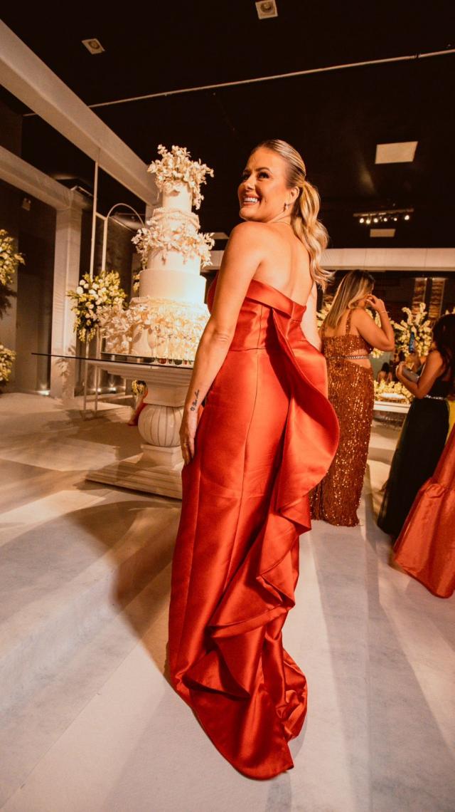 Vestido Vermelho estruturado tomara que caia com fenda e cauda em babados
